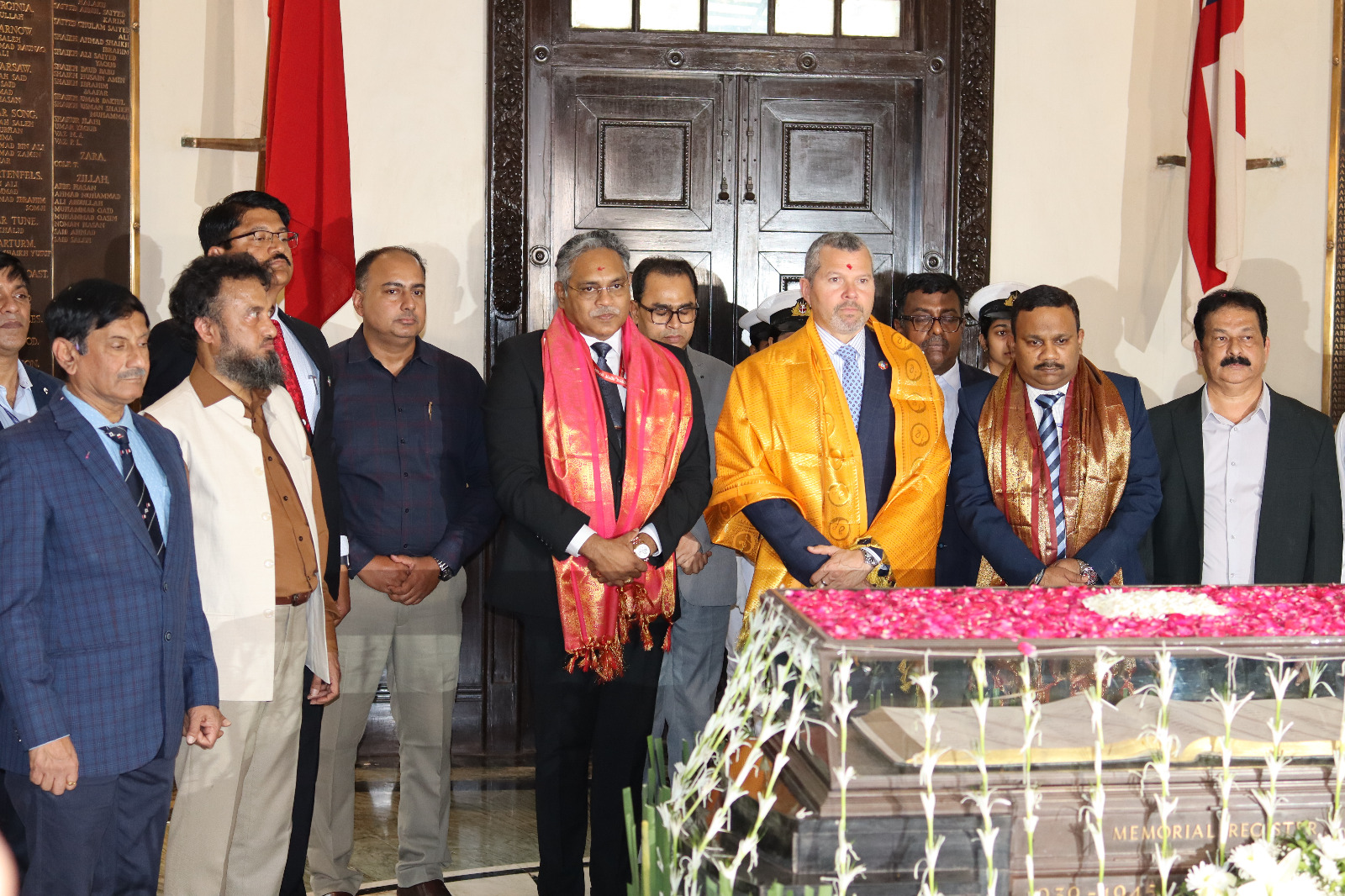 आईएमओ महासचिव श्री आर्सेनियो एंटोनियो डोमिन्गेज़ वेलास्को का भारतीय नाविक गृह सोसायटी (आईएसएचएस), मुंबई में नाविक युद्ध स्मारक का दौरा