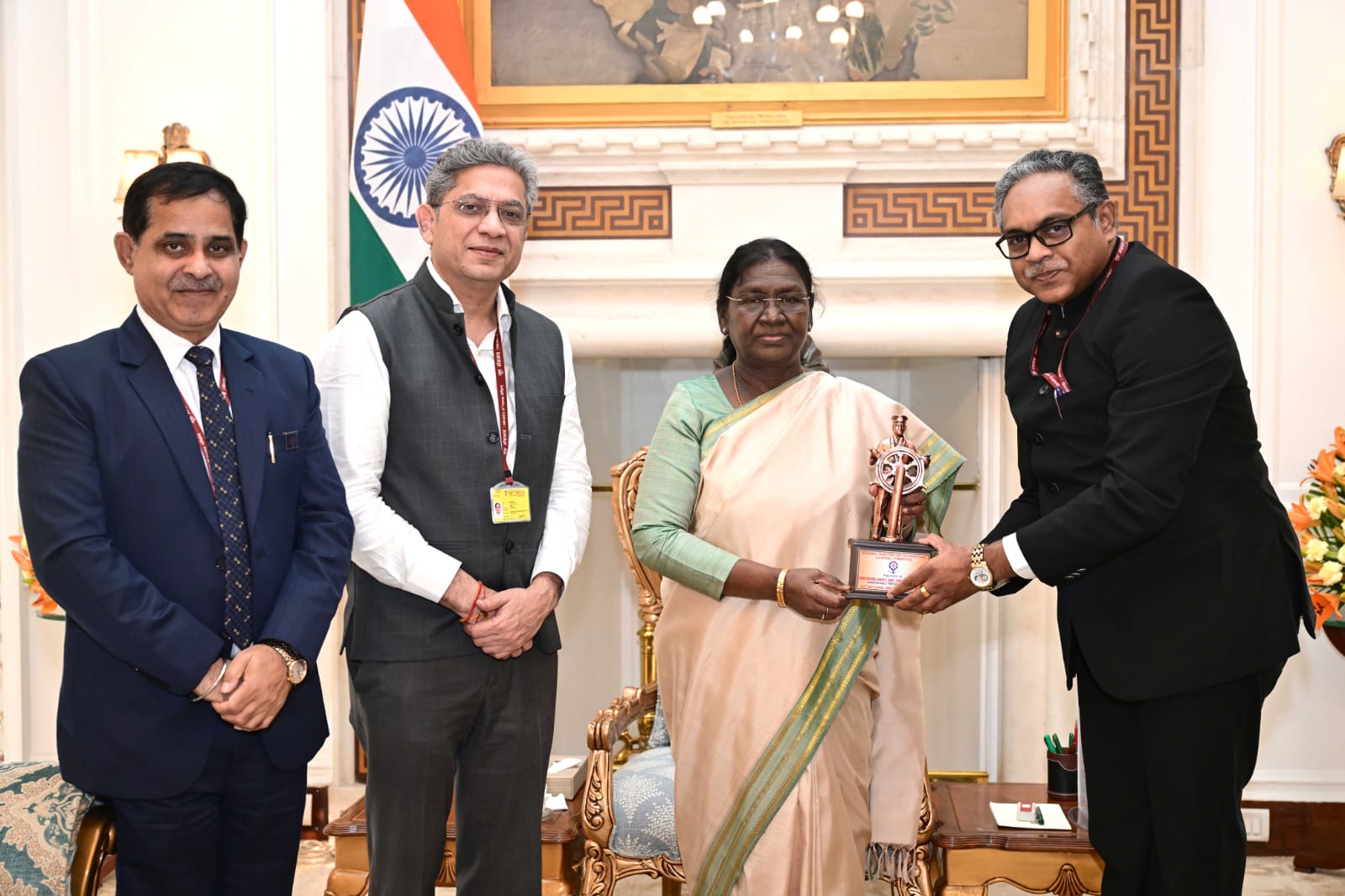 Inauguration of National Maritime Week at National level by flag pinning on the wearing apparel of the Hon’ble President of India to mark the celebrations.