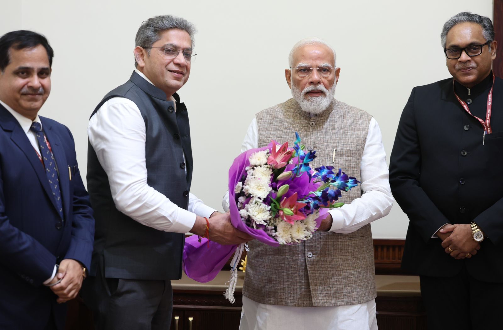 Inauguration of National Maritime Week at National level by flag pinning on the wearing apparel of the Hon’ble Prime Minister of India to mark the celebrations.